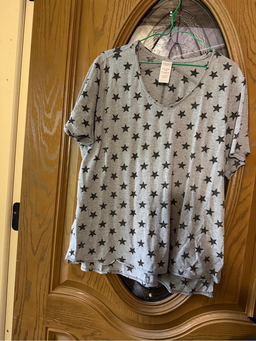 Time and Tru Gray V‑Neck Star Print Short Sleeve Tee
